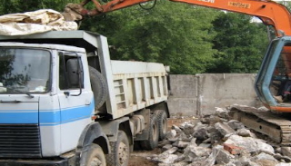 Вывоз строительного мусора с участка в Кирово-чепецке недорого от 1539 руб. | 2Землекопа-Крв